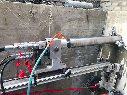 Concrete cutting with hydraulic wall saw