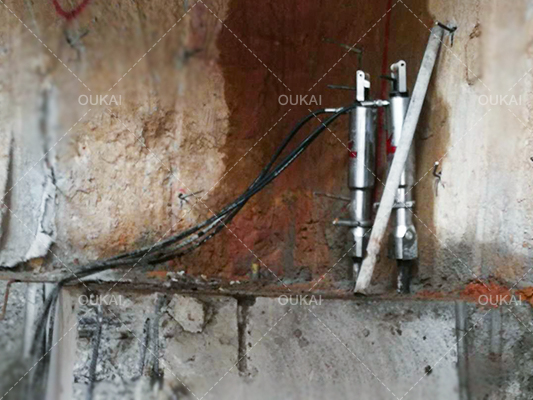 Concrete demolish with Concrete splitter